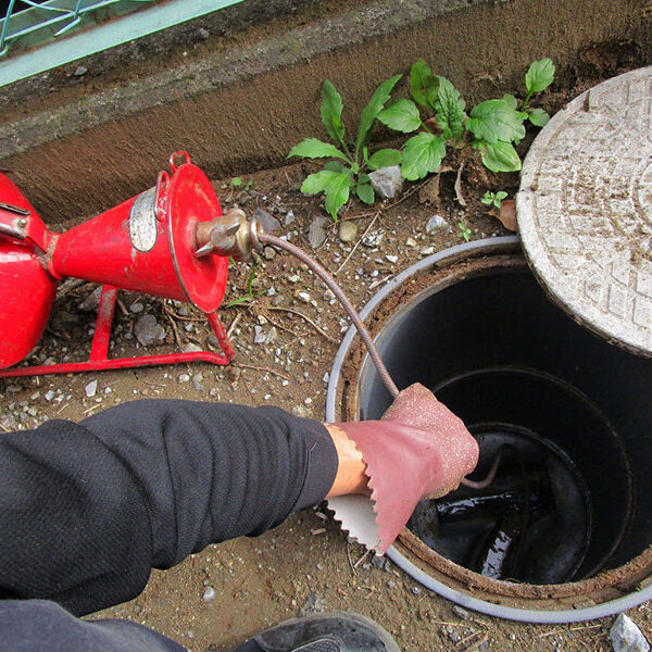 3　施工中　汚水桝より排水管清掃　トーラ使用