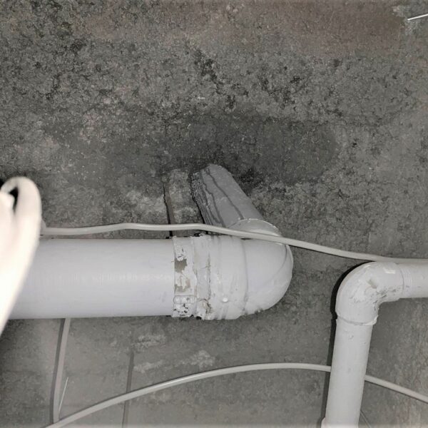 4　エントランス天井裏　上階の汚水管スラブ通関部分から漏水