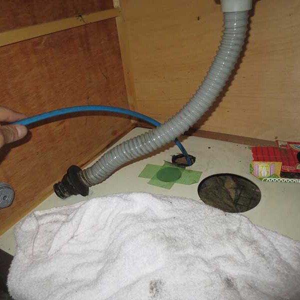 6　高圧洗浄機使用　流し台下排水管より洗浄